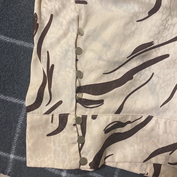 Nine West size Medium animal print top with tie neck - Picture 3 of 3